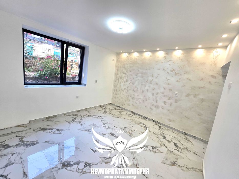 Продавам двустаен апартамент с площ от 40кв.м. на партер с гараж 20кв.м. в град Асеновград квартал Изток