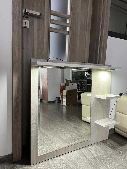 Oglinda cu suport lemn cu rafturi si spoturi LED