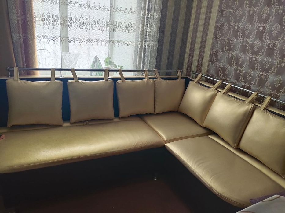 Продам кухонный угловой диванчик