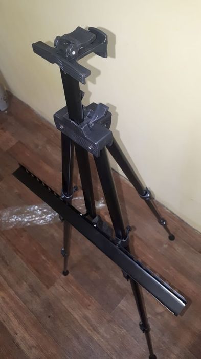 Мольберт металлический тренога