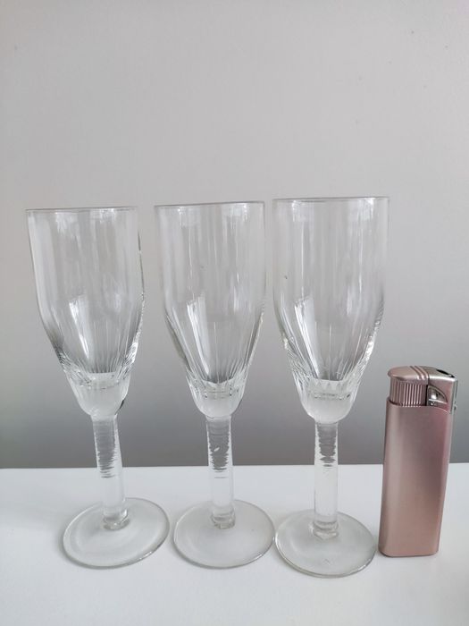 Стъклени чаши, безцветни, сини, жълти и малки чинийки