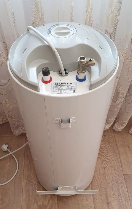 Продам водонагреватель '"аристон "
