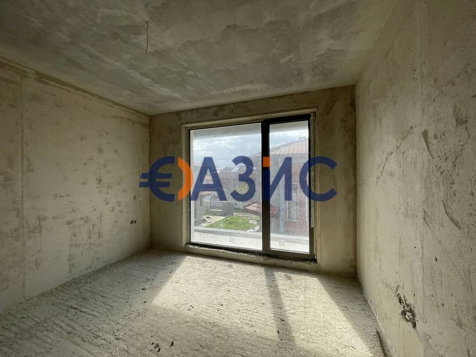 Двуетажна вила с басейн на първа линия море в комплекс "Синеморец