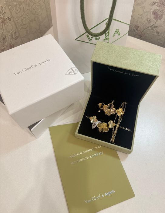 Van Cleef & Arpels сатылады.