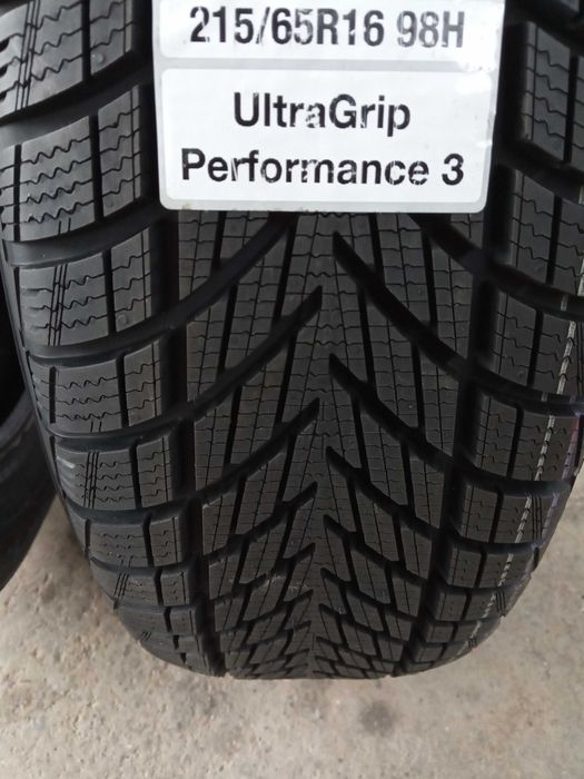 2 Нови зимни гуми 215/65R16 Goodyear UG Perform 3 98H DOT3424 Germany