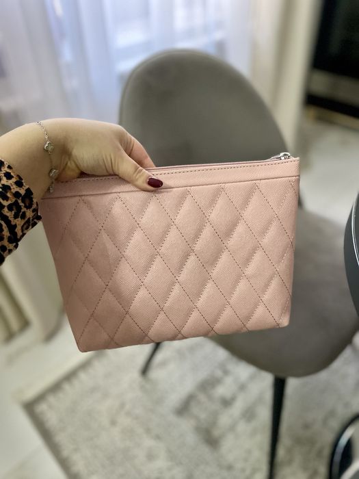 Geantă cosmetice/portfard Guess