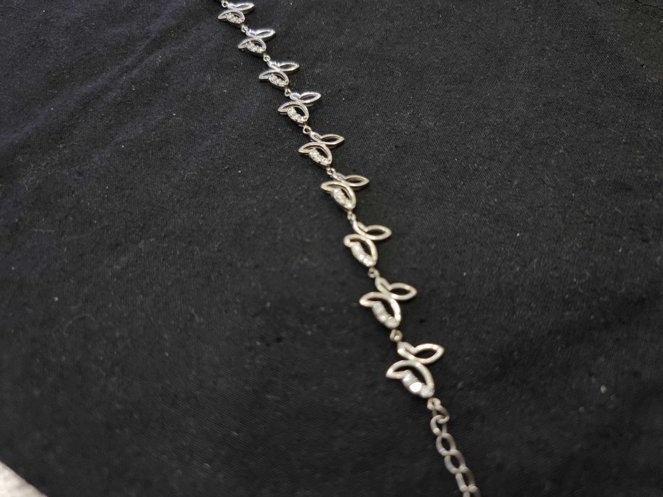 Сребърна гривна с пеперуди