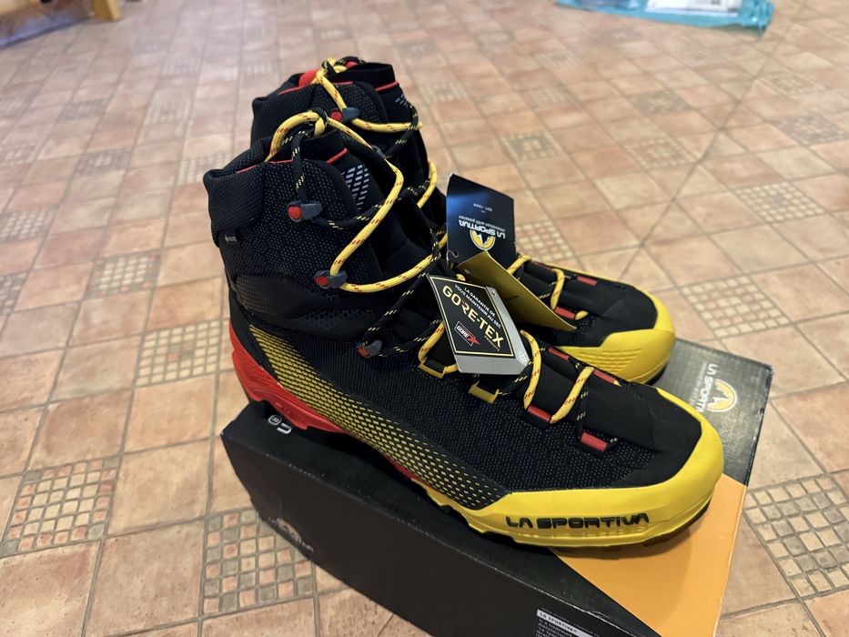 Bocanci La Sportiva Aequilibrium ST Gore-Tex mărimea 47.5