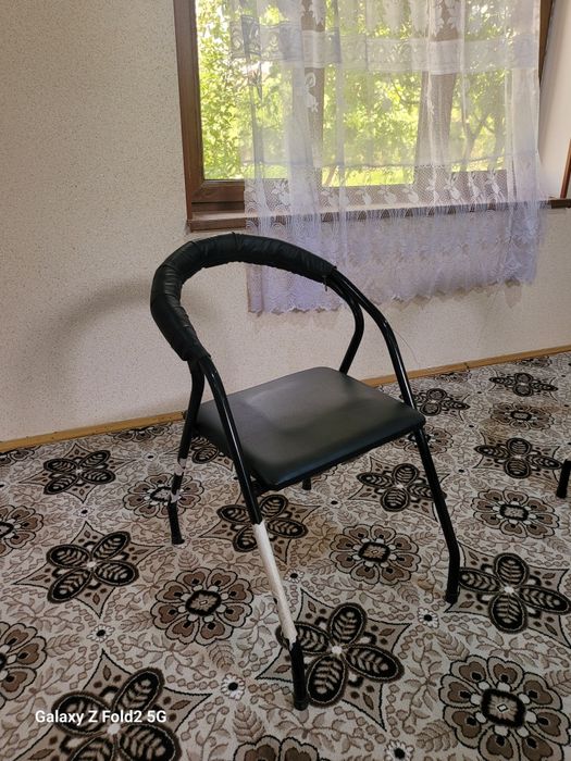 Продаётся стол стульями