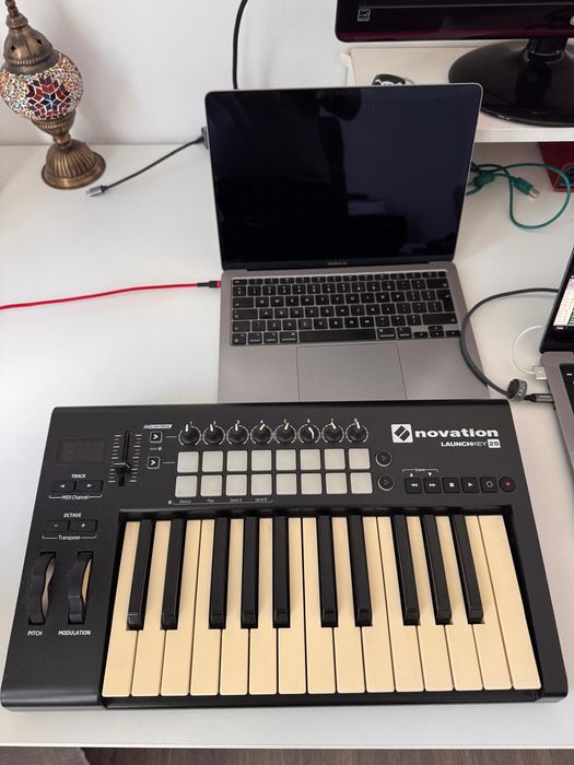 Clapa/Controller Novation Launchkey 25 MK2