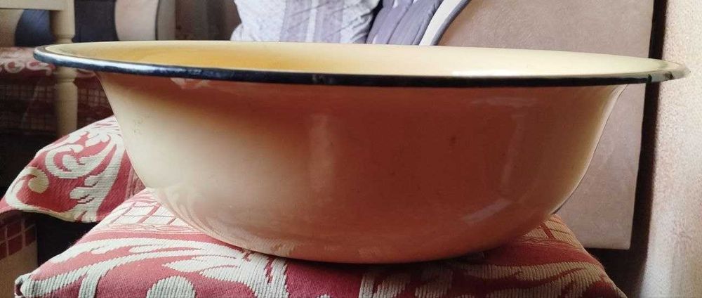 Большие тазы эмалированные ,кастрюля