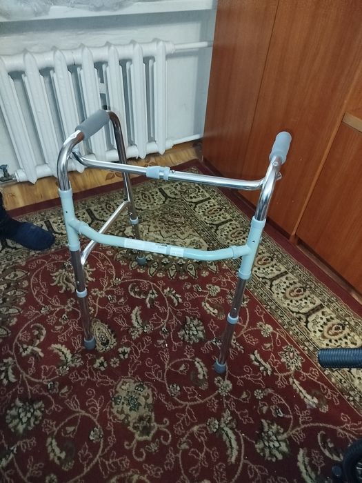 Продам инвалидное кресло и ходунки