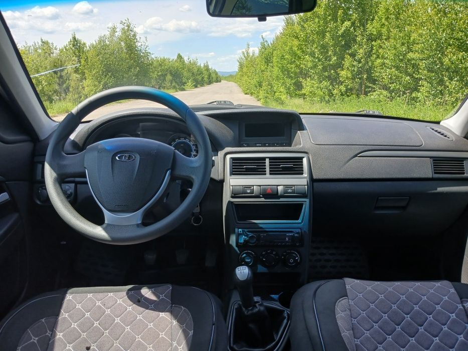 Продам приору седан