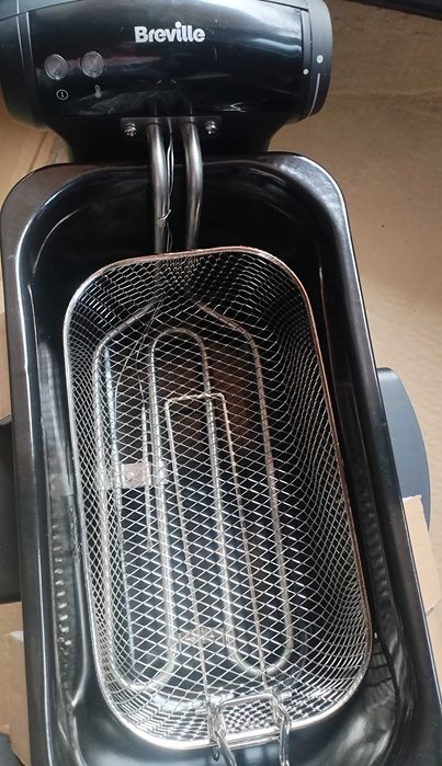 Buna ziua!Vand friteuza noua