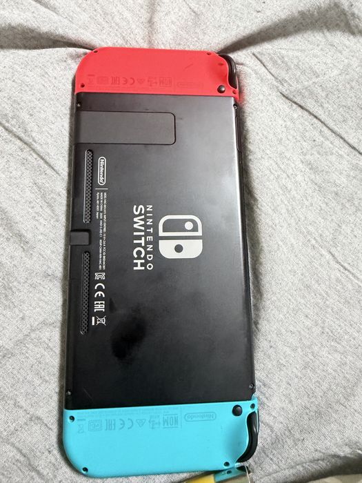 Ofer spre vanzare o consola Nintendo Switch
