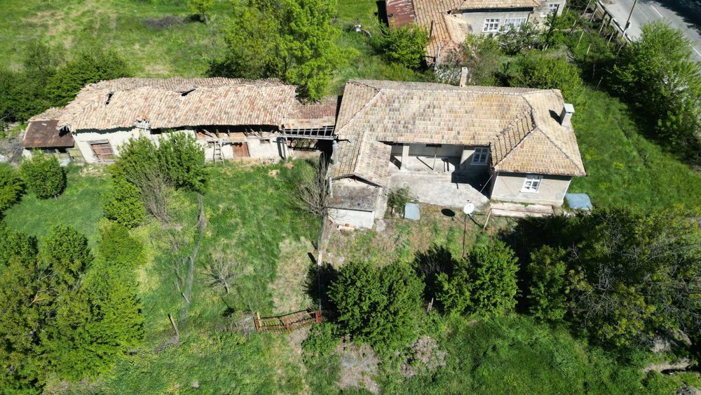 Тухлена къща в центъра на с. Здравец - 8670