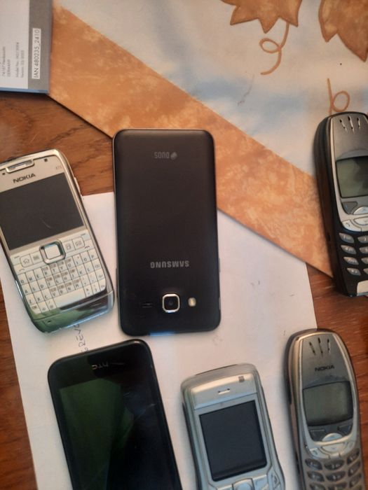 Vand telefoane mobile