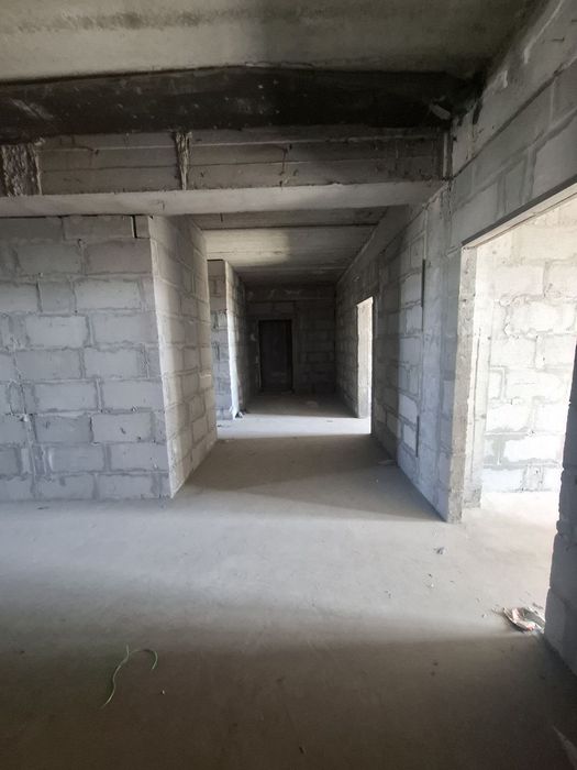 Тезда 8 каватли янги домни 6 чи каватида жойлашган .104 кв метрдан ибо