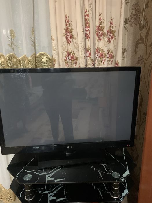 Телевизор, тумба для телевизора