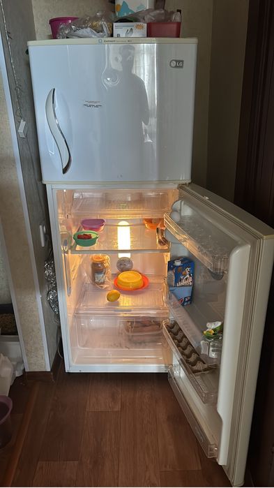 Продам на запчасти холодильник LG