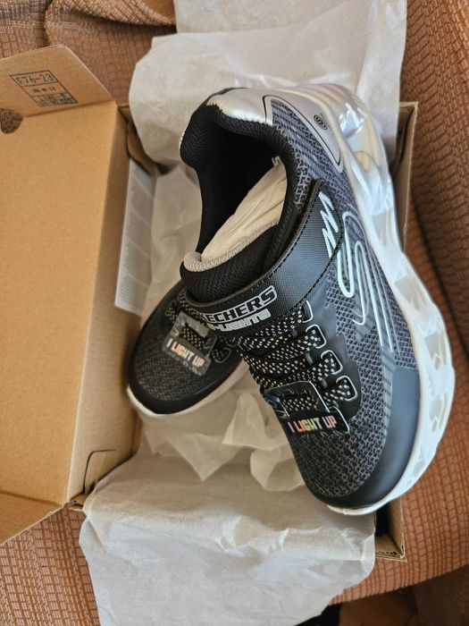 Лот чисто нови маратонки Skechers номер 32