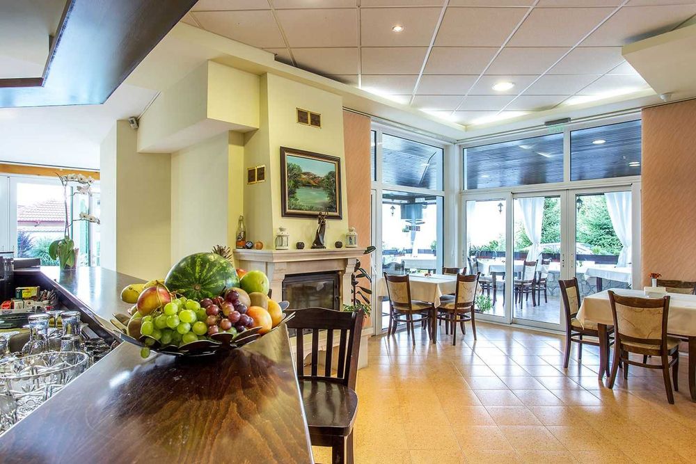 Дава се под наем Хотел в с. Главатарци, Област Кърджали - 1000 кв.м за 1299000 € - Снимка #3