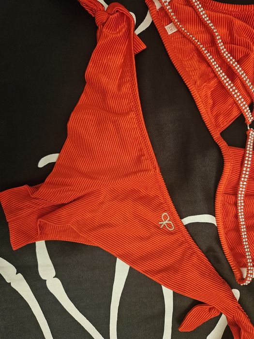 Бански червен с камъни