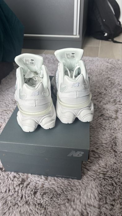 Adidasi New Balance 9060 Albi - Marimea 39.5