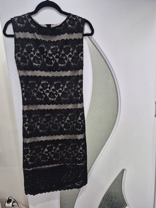 Рокля с черна дантела