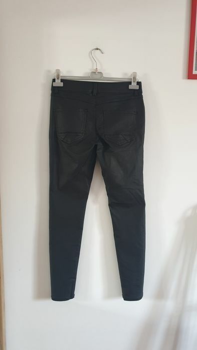 Pantaloni S/M C&A elastici, efect piele, stare foarte buna