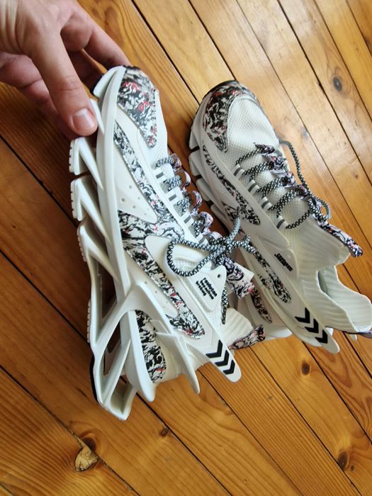 Продава нови обувки.