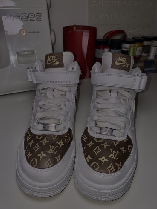 Custom adidași, personalizare încălțăminte cu vopsea sau strasuri