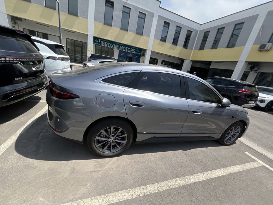Byd Qin L mashinasi sotuvda