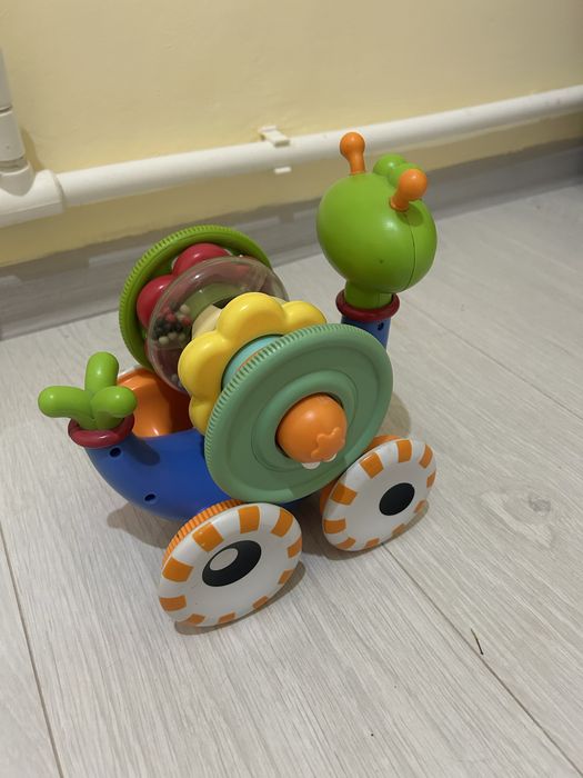 Игрушечная улитка на батарейках