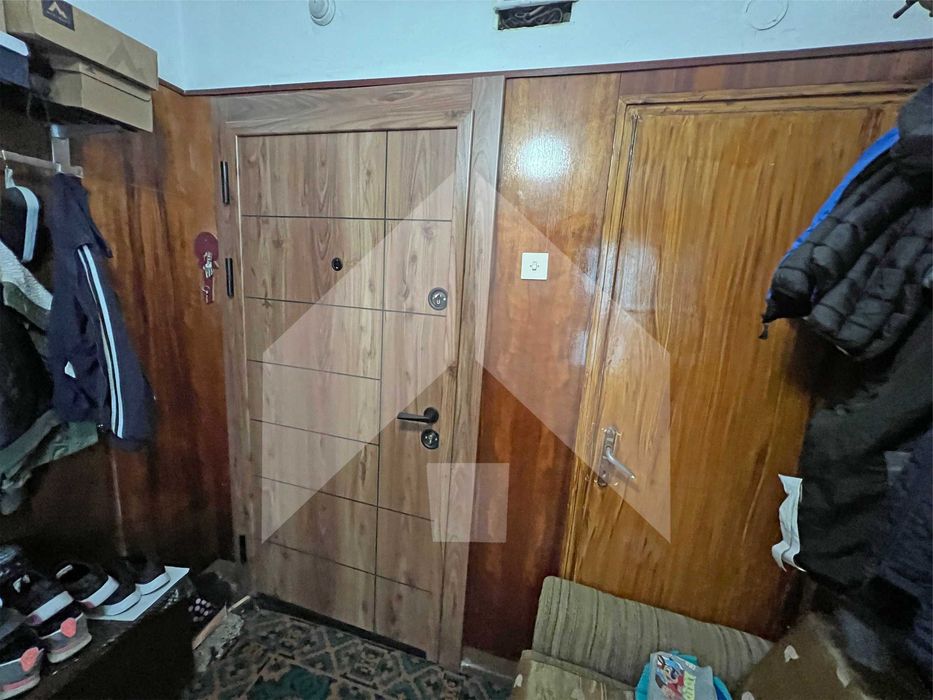 Продава се Тристаен апартамент в Нови пазар - 75 кв.м за 667 €/кв.м - Снимка #1