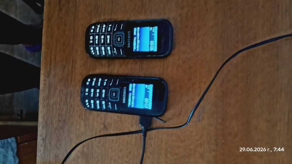 2 броя телефони Samsung 1200 + едно зарядно супер евтино