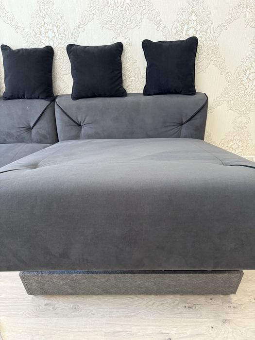 Продам диван в черном цвете!