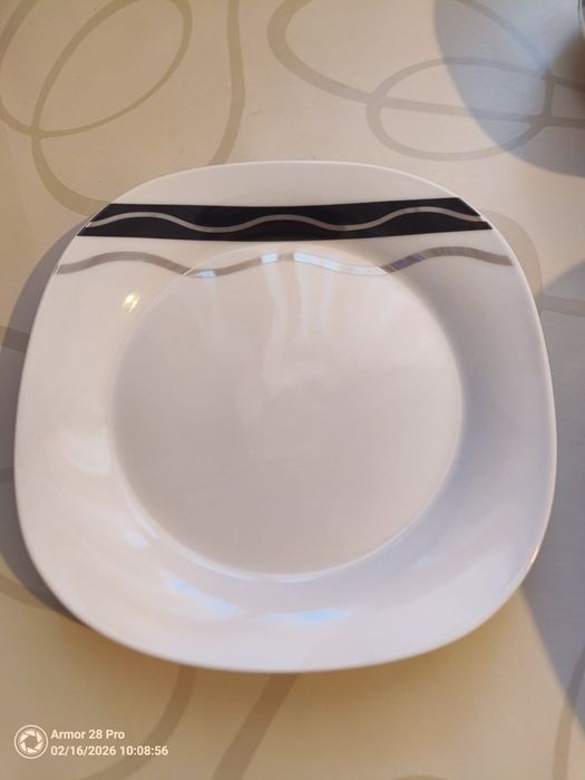 Неизползван порцеланов сервиз, черно-бели, 4 размера, 24 броя общо