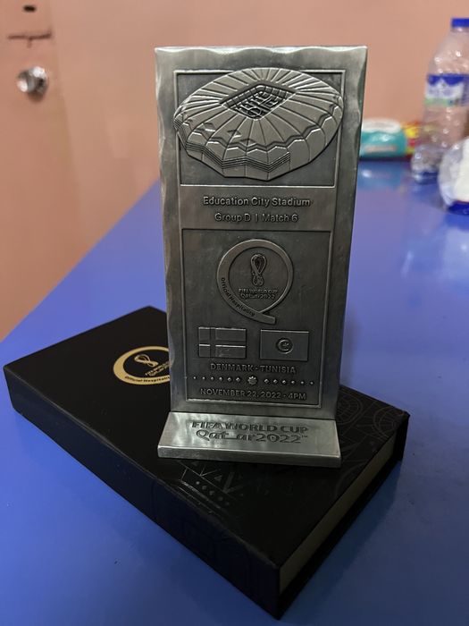 Подарочная статуэтка из Катара для ценителей футбола