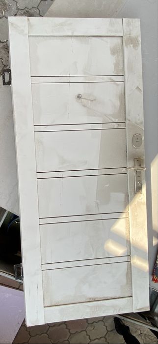 Белая дверь с глазком