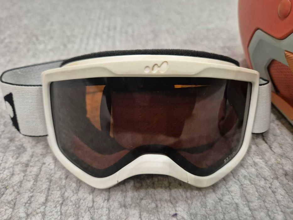 Детска каска за момиче (размер 53-55 см) и ски маска.