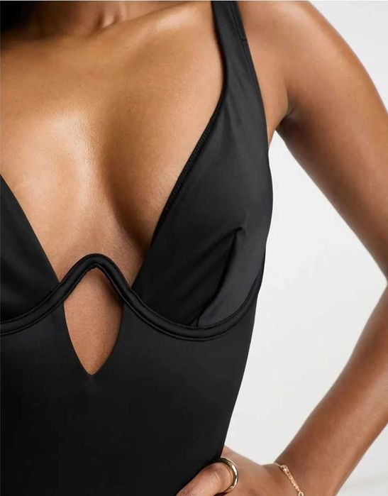 Черен цял бански, интересен модел