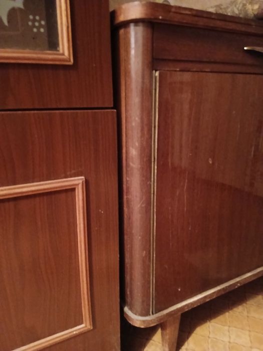 Тумбу со столом.