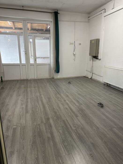 Proprietar Inchiriez hala zona Miorita