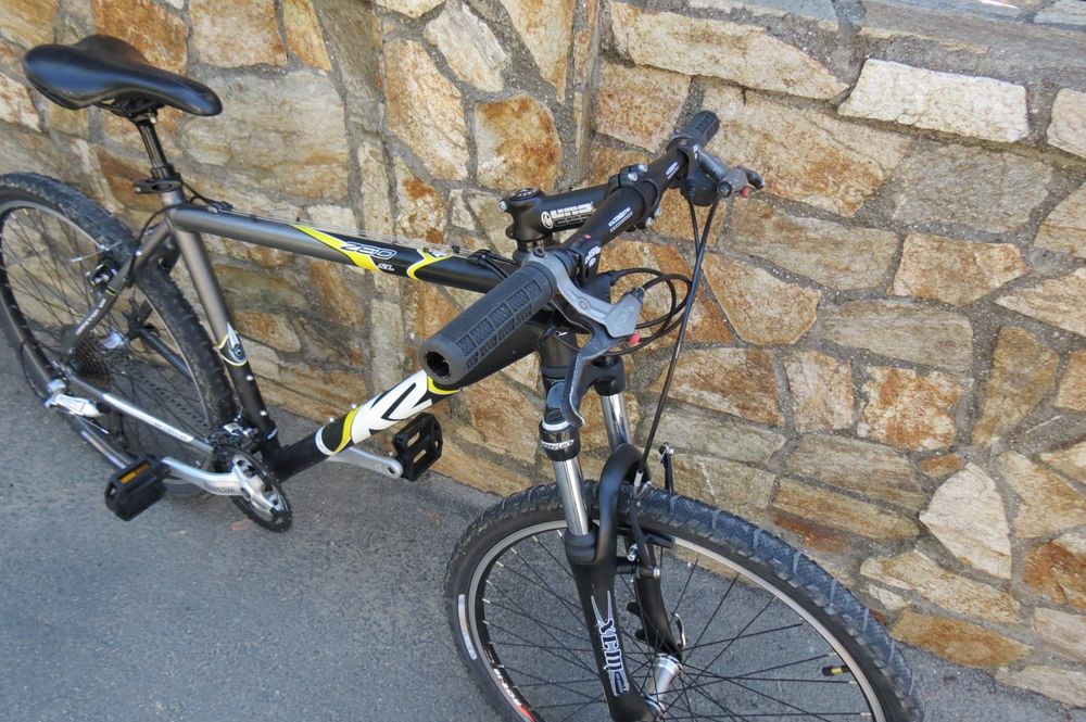 Vând bicicleta mtb cu roti pe 26"