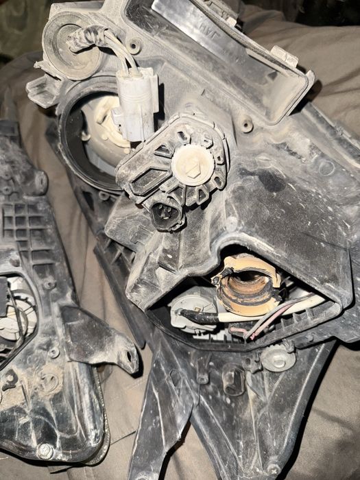 Фара тойота авенсис 2003т25