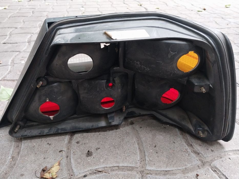 Задний фонарь на Мерседес 124