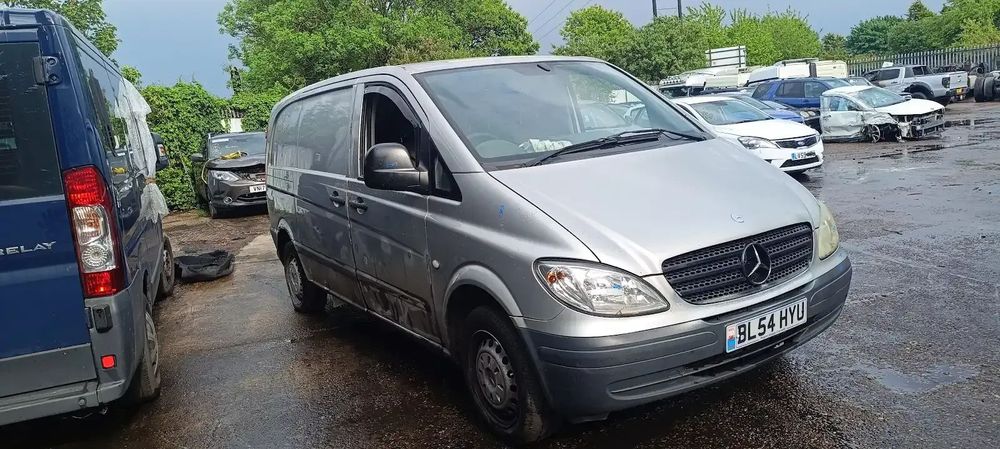 Dezmembrari / Dezmembrez Mercedes Vito 2.2 D646982(07T) cutie viteze manuala D716652(67Z) cod culoare 9744 (Vopsea argintiu strălucitor metalizat)