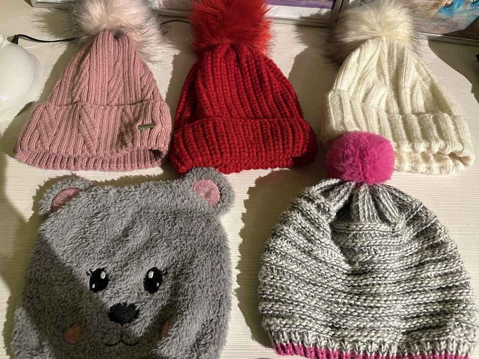 Различни зимни шапки