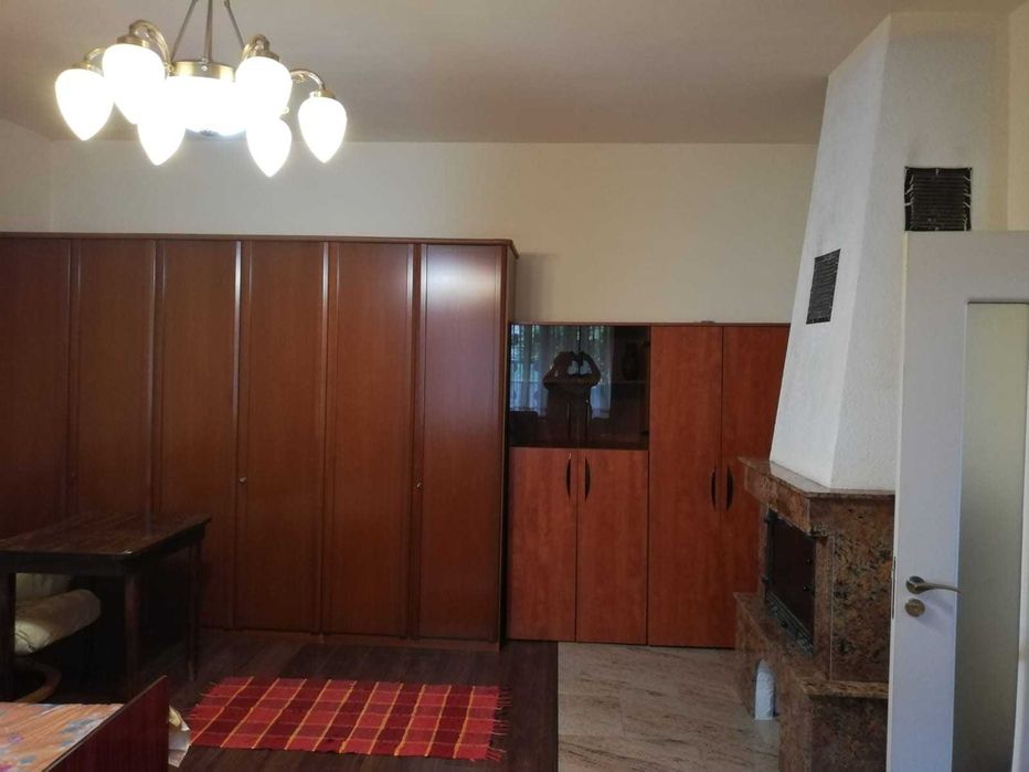 De VANZARE apartament , curte comuna cu 3 ap. ZONA DECEBAL